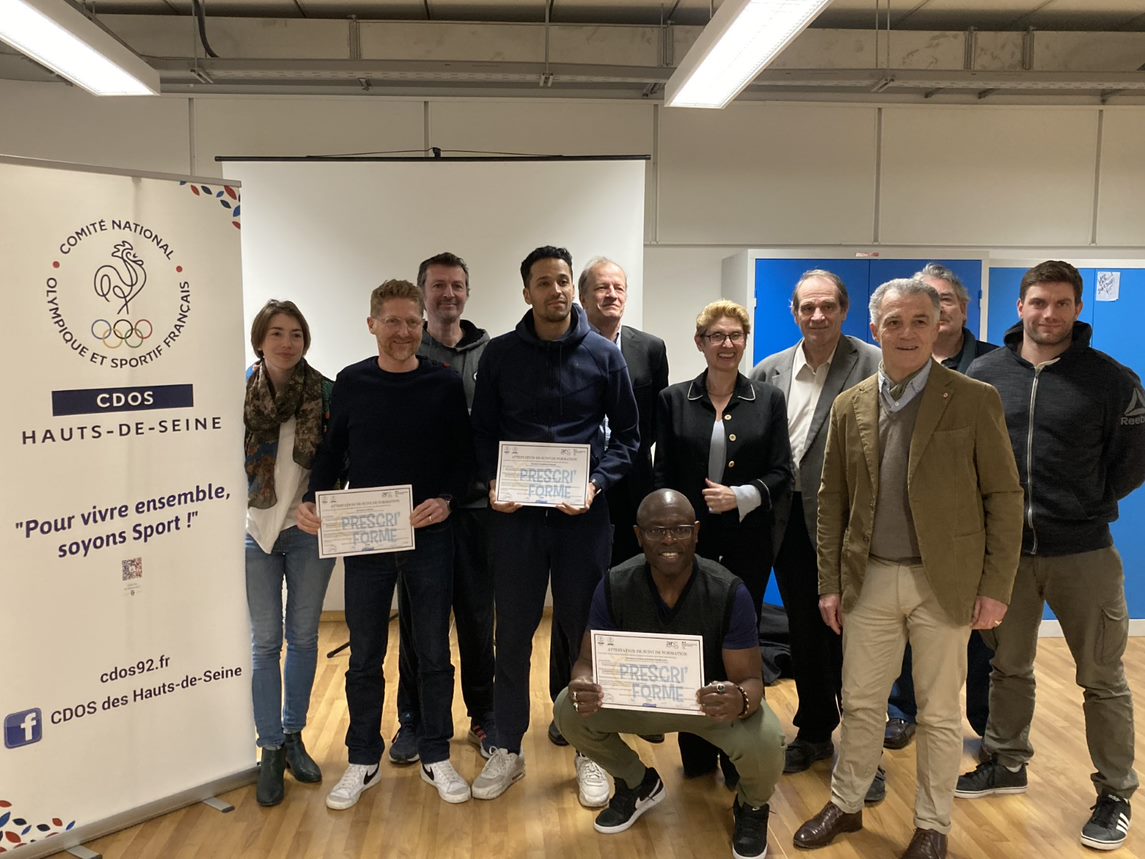 Les récipiendaires de Neuilly-sur-Seine avec M. Gilles DE LA MOTTE Conseiller municipal Délégué aux Equipements sportifs Les récipiendaires de Neuilly-sur-Seine avec M. Gilles DE LA MOTTE Conseiller municipal Délégué aux Equipements sportifs