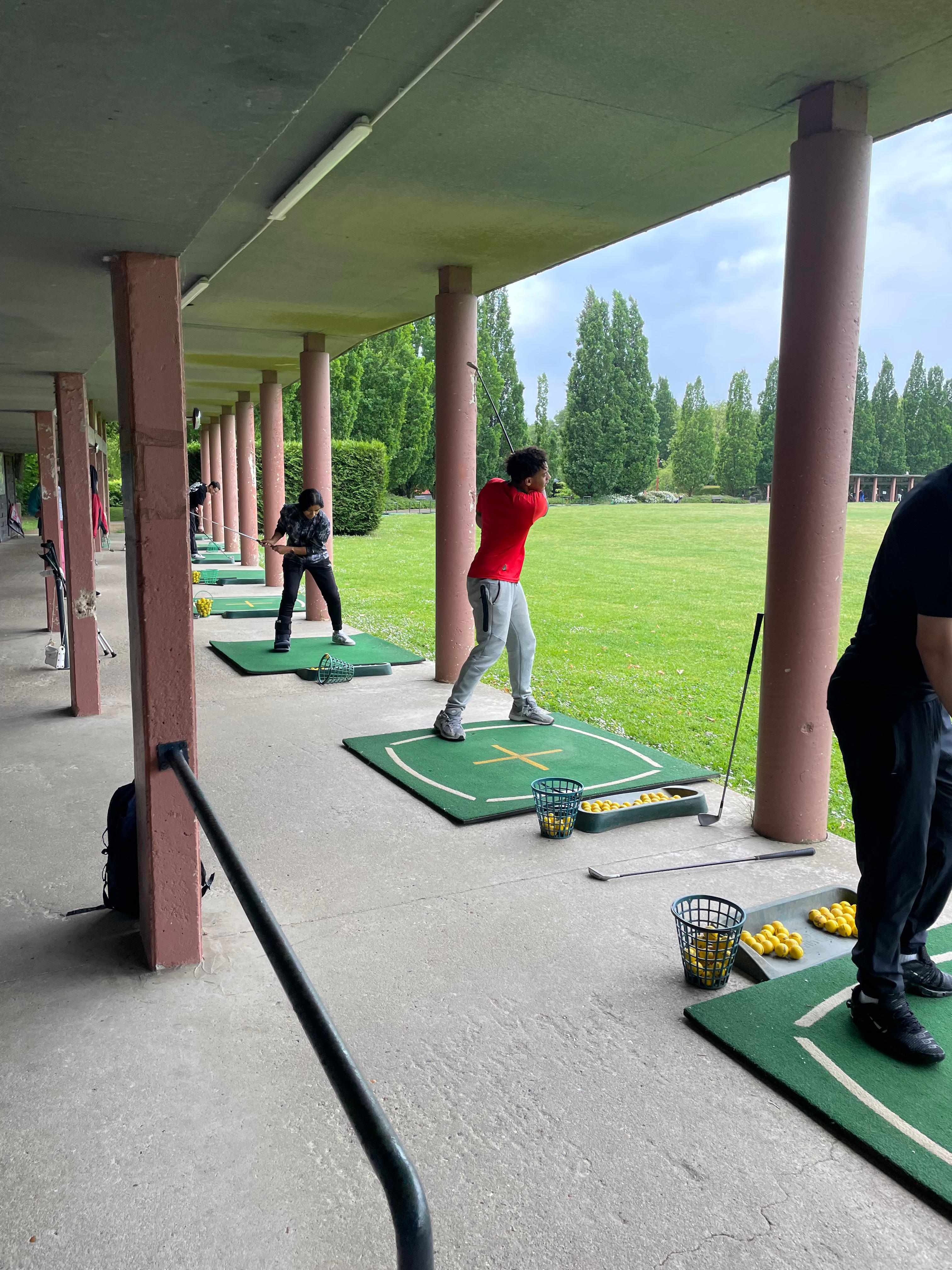 Séance découverte de golf pour les jeunes de l'AEJ de Courbevoie